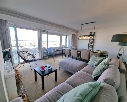 Knokke Apartment | Knokke zeedijk met frontaal zeezicht nabij Rubensplein en casino, 20m van strand