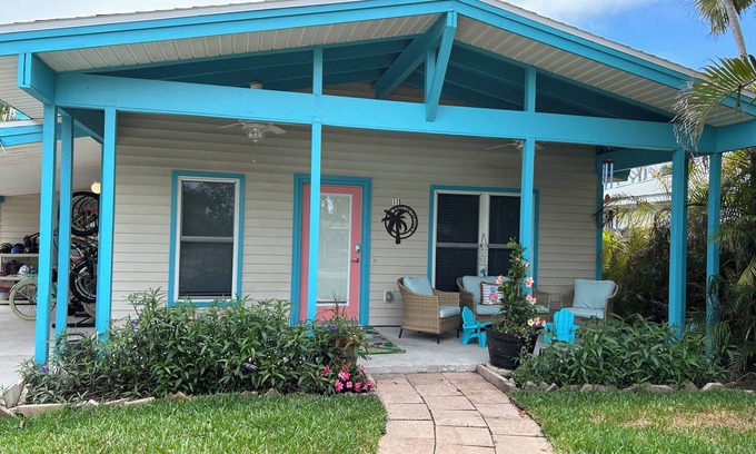 Indian Rocks Beach House | “Knot on the Clock" is a quintessential beach bungalow full of charm. BTR#1735