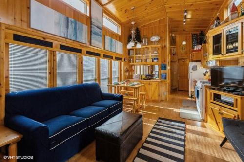 Three Oaks House | Knotty but Nice-sleeps 6-one minute to lake!