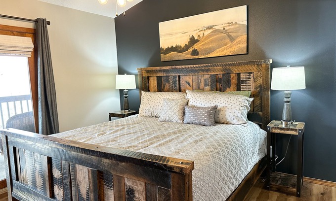 Branson West Condo | Knotty Pine Retreat-Free Boat Parking 1mi to SDC