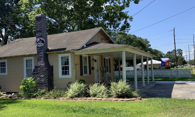 Eunice House | Known as the LSU house this 3 bedroom Cajun cottage is located 1 min from LSUE!