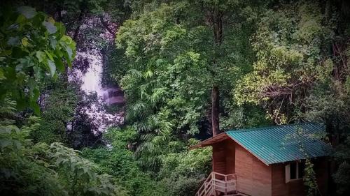 Illukkumbura Cabin | Knuckles Backpackers Hut with waterfall view