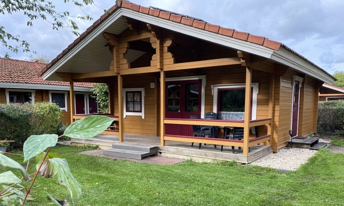 Gramsbergen Ski Chalet | Knus Chalet op Mooi Vakantiepark in het Mooie Vechtdal. Huisdier is Welkom!