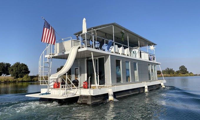 Walnut Grove Boat Rental | Koket Resort- Houseboat Bliss on the Delta