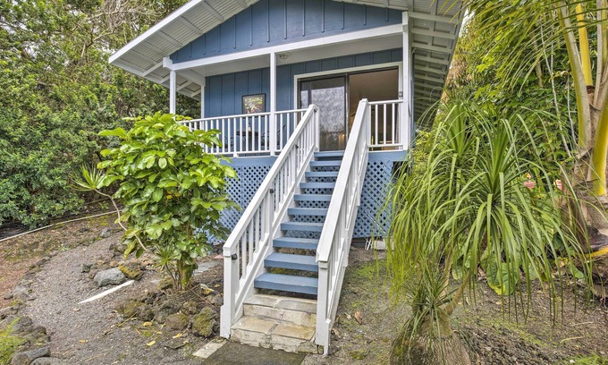 Honalo Apartment | Kona Cottage w/Lanai & Ocean Views on Coffee Farm!