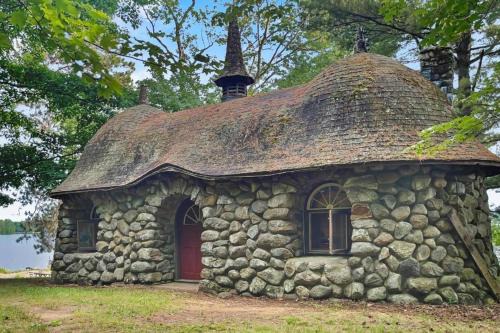 Moultonborough House | Kona Hobbit House Cozy Getaway Near the Lake