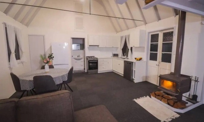 Applethorpe Cottage | Kookaburra Cottage, Country escape. Pet friendly.