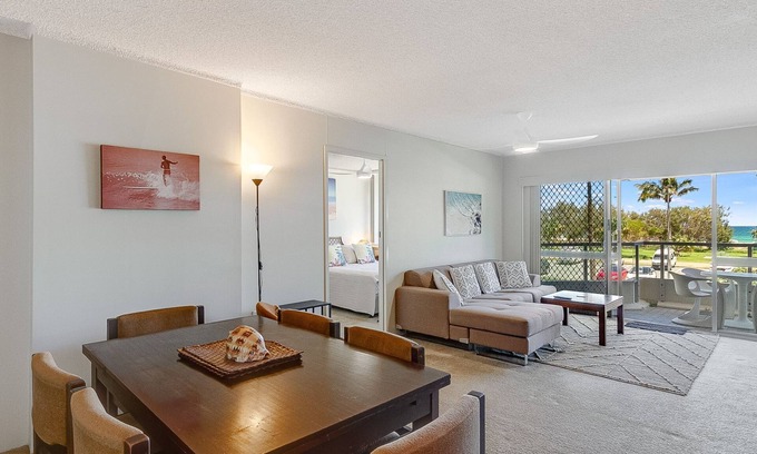 Coolangatta Apartment | Kooringal Unit 4 Right on Greenmount beach walk to both Tweed Heads and Coolangatta Wi-Fi Inc.