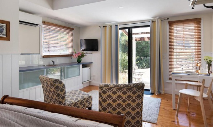 Hepburn House | Koovelly Garden Studio- cosy retreat