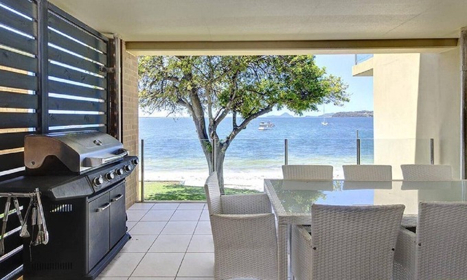 Salamander Bay House | Kooyonga, 1/211 Soldiers Point Rd - waterfront, panoramic views & aircon