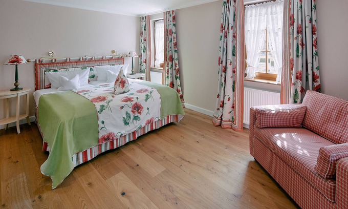 Erpfingen Apartment | Kornberg junior suite with balcony, 28 sqm, bathroom with rain shower