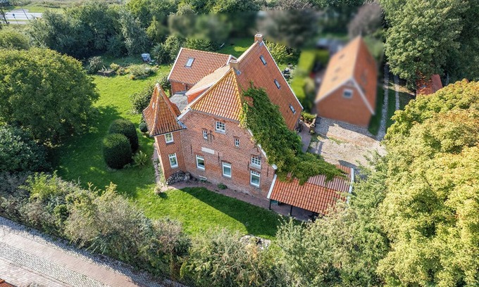 Pilsum Apartment | Kornboden vacation apartment in the Pilsumer Hof with a fantastic garden