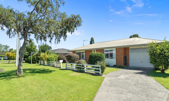Greerton House | KOWHAI COTTAGE - TAURANGA HOLIDAY HOME, pet friendly in Tauranga