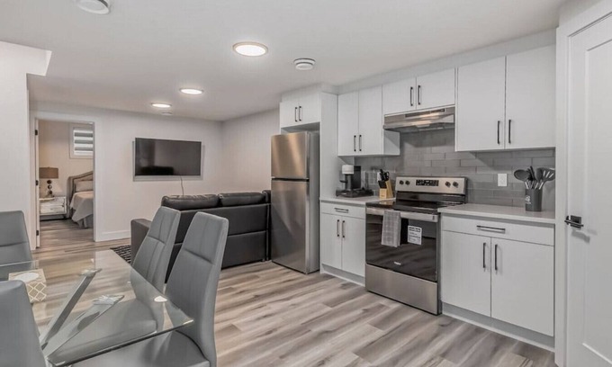 Southwest Edmonton House | Kozy In Keswick (Suite)