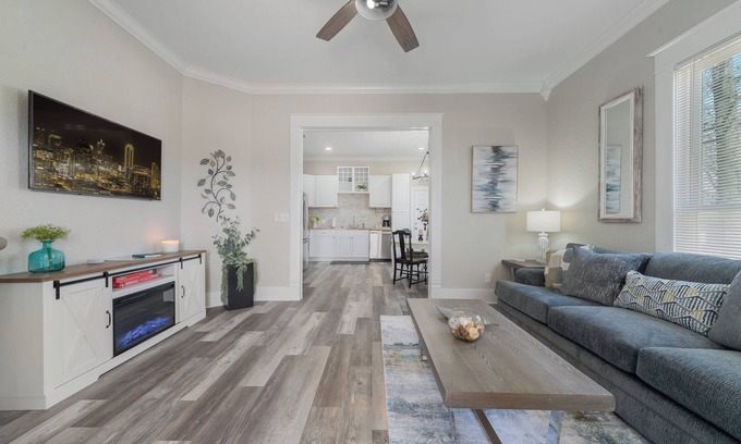Denison House | "KOZY KOTTAGE" Near Downtown! 2025 Remodel, Sleeps 8 Comfortably, Games & More!