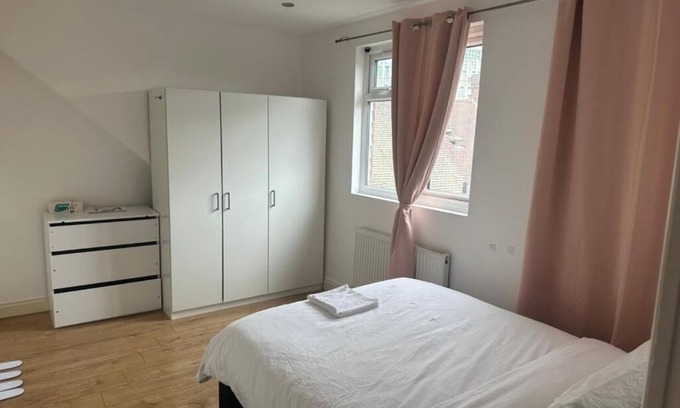 Thamesmead East House | Kozy Roomz - A place like home