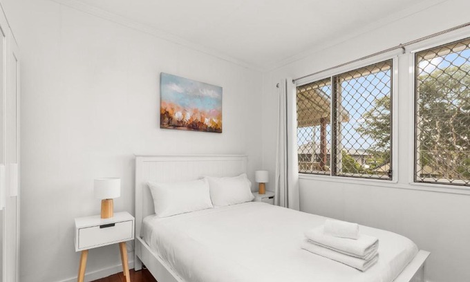 Carindale Apartment | KozyGuru/Carindale/Immaculate 3 Beds Holiday Home QCA061