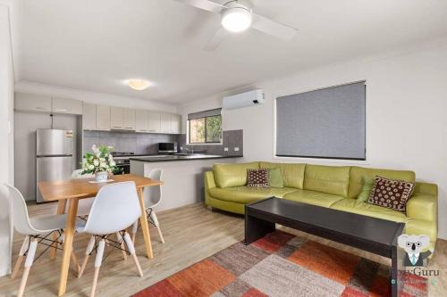 Mount Gravatt East House | KozyGuru/Mt Gravatt East/3 Bed House QMG030