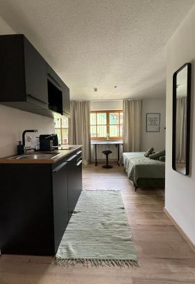 Hillstett Apartment | KREATIVPAUSE Workation in Bayern - Stilvolle Workation-Unterkunft mit Arbeitsplatz & Naturblick in Bayern