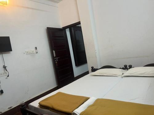 Guruvayur House | Krishna Gopuram Lodge