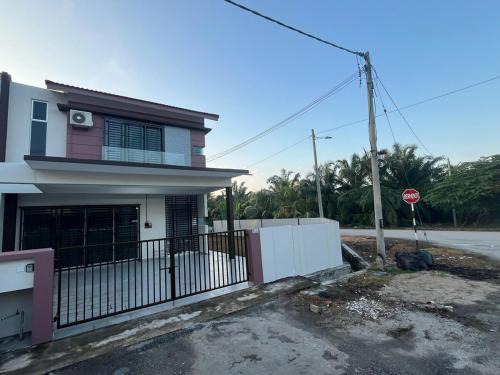 Kuala Selangor House | Ks161 Homestay - vast & white