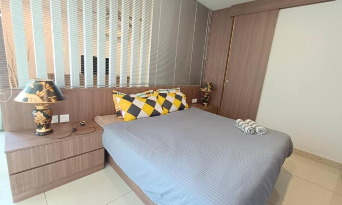 Taman Century Apartment | KSL City Mall Bathtub 1-4pax Netflix JB City