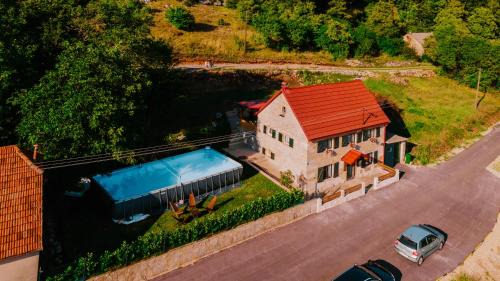 Canton 10 House | Kuća s osmijehom