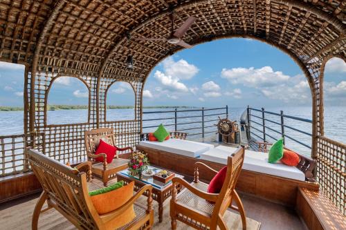 Khattalwada Boat Rental | Kumarakom Lake Resort Houseboats