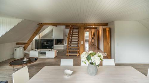 Old Town Apartment | Löwenplatz Apartment near Station by Airhome
