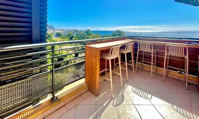 Sainte-Clotilde Centre Apartment | L'échappée Bleue, sea view, close to the airport