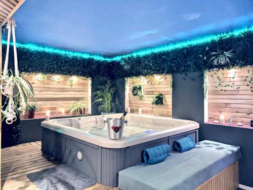Montauban Apartment | L'alcôve du 510 - Spa - chambre romantique - sauna - salle de jeux