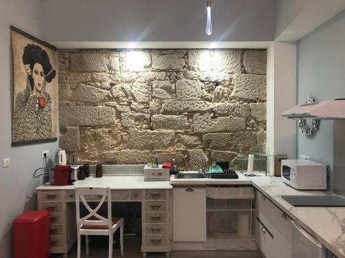 Romans-sur-Isere Apartment | L'Apothicaire, centre historique, climatisation, fibre, ESS, rez-de-chaussée, BedinShop