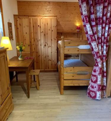 Beaufort Apartment | L'appartement LES BOSSONS en lisière de forêt dans le chalet Génépi