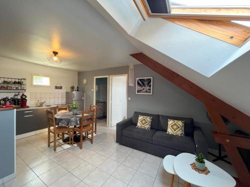 Miroir - Batignolles Apartment | L'Arbre de Vy - T2 42m2 indépendant, 5 pers, garage, proche Gare