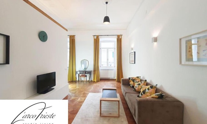 Citta Nuova-Barriera Nuova-San Vito-Citta Vecchia Apartment | L'arco Trieste studio living 2