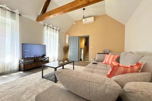 Sens Apartment | L'Atelier - By BEST KEYS - Duplex Haut de Gamme - Entièrement Climatisé - Centre-Ville - Netflix & WiFi Fibre - Machine à Café Nespresso - Check-in Autonome - Parking Gratuit à Proximité - Calme & Confort Premium