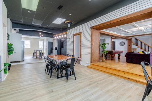 Ste Anne de Beaupre House | L'Auberge Saint-Anne 5BR with Billard & Hot Tub