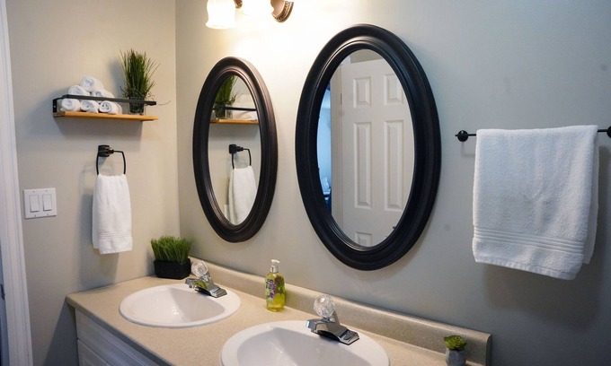 Cochrane House | L’ Auberge - Spacious Home with 2 Bay Heated Garage