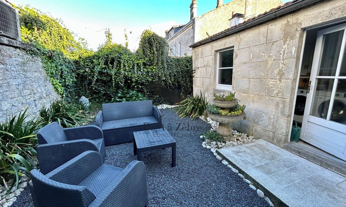 Rochefort Apartment | L'AUTHENTIQUE 4 Located in the town center opposite the thermal baths