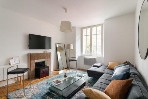 Bourg-l'Eveque Apartment | L'ECRIVAIN by Cocoonr