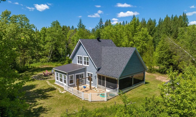 Matawinie Regional County Municipality Cottage | L'Enchanteur |Hot Tub | River & Kayaks |EV Charger