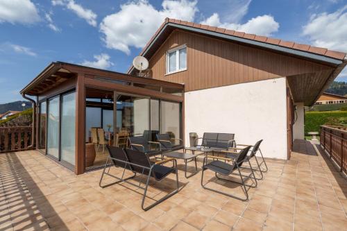 Ramonchamp House | L'intemporel - Grand Jardin avec Piscine