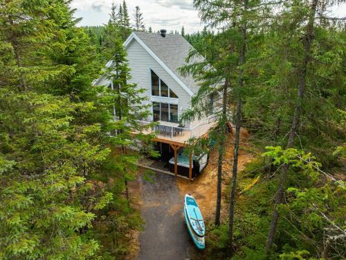 Shannon Ski Chalet | L'intemporel - Retro Chalet with Private Lake and Hot Tub