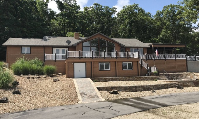 Camdenton House | L@k! Lakefront/Golf Course HOME Private, Upscale Sleeps 1-10