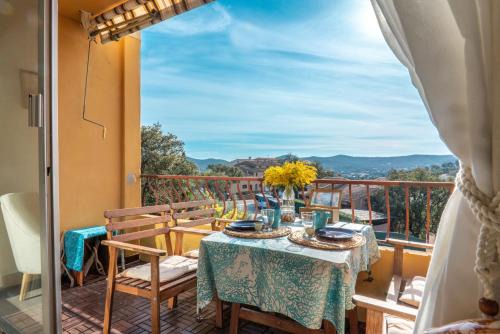 Bormes-Les-Mimosas Apartment | L'Odyssée provençale, un duplex de charme de 2 chambres au pied du village médiéval de Bormes-les-Mimosas, offrant des prestations haut de gamme et une superbe vue sur le Massif des Maures