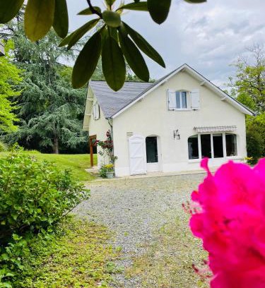 Gan House | L'orée des roses, hébergement de vacances avec jardin et piscine