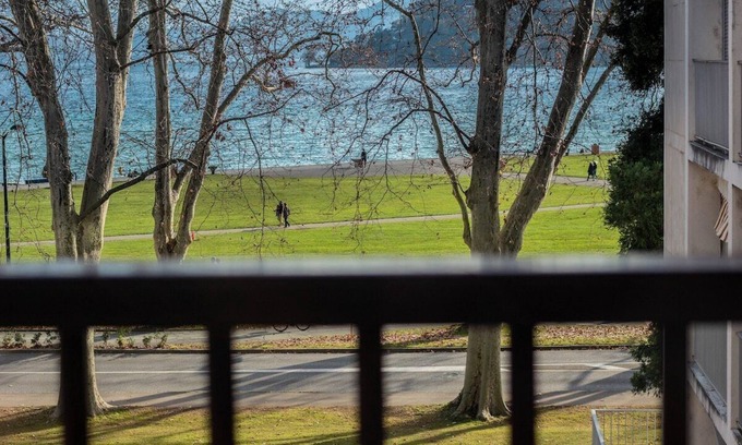 Annecy Old Town Apartment | L Ourson vue Lac