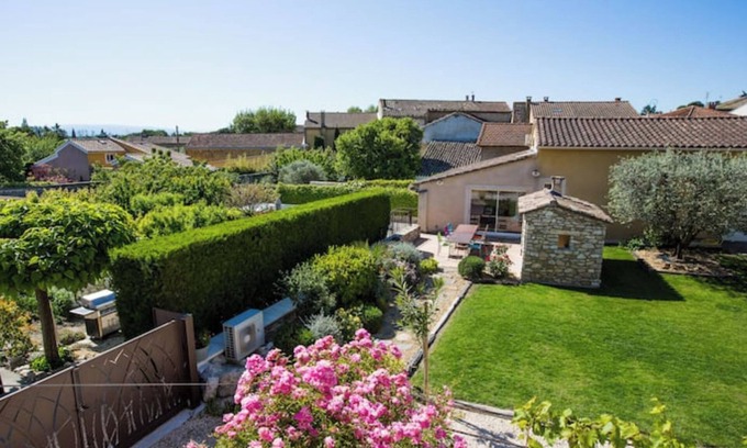 Chateauneuf-de-Gadagne House | L'Oustau de Famiho Air-conditioned gite in renovated farmhouse near Avignon swimming pool