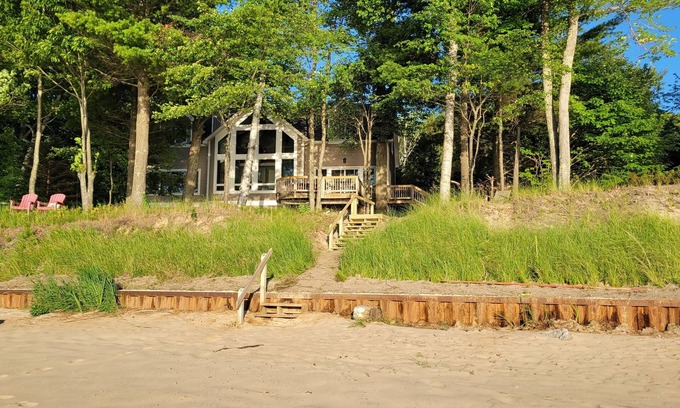 Manistee House | L-U-X on Lake Michigan. Private baths in bedrooms! Open Aug 24-28, Sept 21-Oct 6
