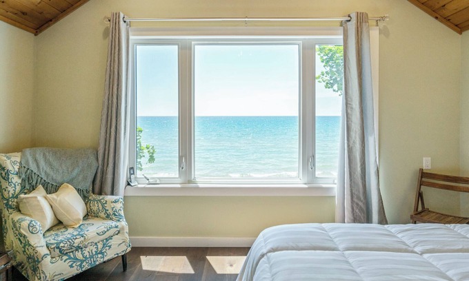 Hamilton Cottage | L'yle Ila Lake Front Retreat